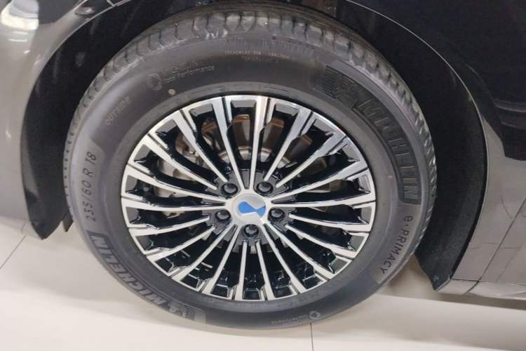 Used Denza D9 2024 DM-i 980 Four-Wheel Drive Prestige Model Left Front Wheel Hub