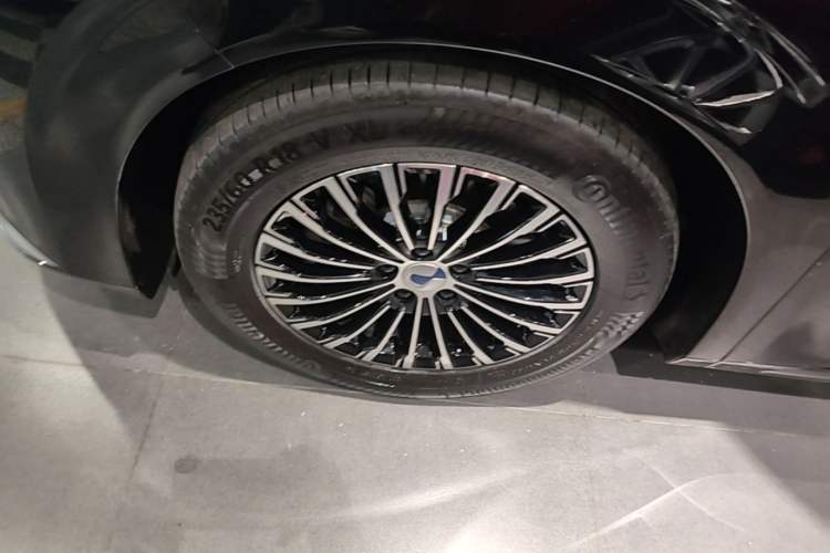 Used Denza D9 2024 DM-i 1050 Luxury Model Left Front Wheel Hub