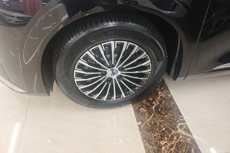 Used Denza D9 2024 DM-i 980 Four-Wheel Drive Prestige Model Left Front Wheel Hub