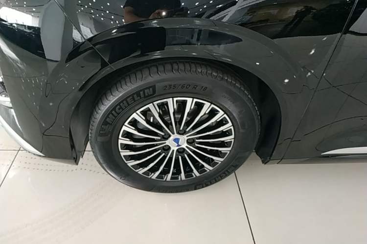 Used Denza D9 2024 DM-i 980 Four-Wheel Drive Prestige Model Left Front Wheel Hub