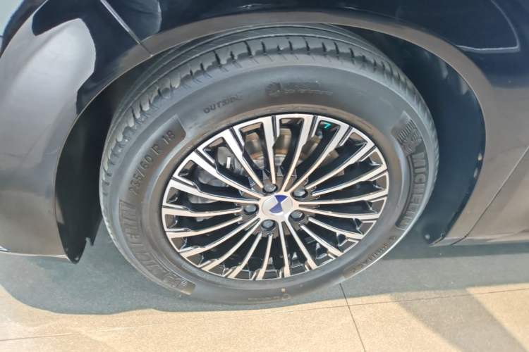 Used Denza D9 2024 DM-i 980 Four-Wheel Drive Prestige Model Left Front Wheel Hub