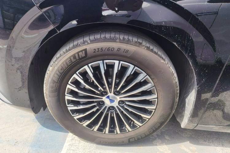 Used Denza D9 2024 DM-i 980 Four-Wheel Drive Flagship Model Left Front Wheel Hub