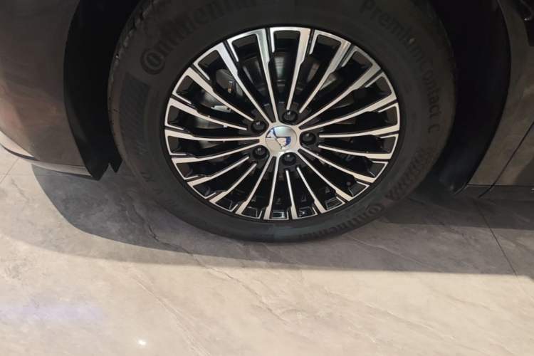 Used Denza D9 2024 DM-i 1050 Luxury Model Left Front Wheel Hub
