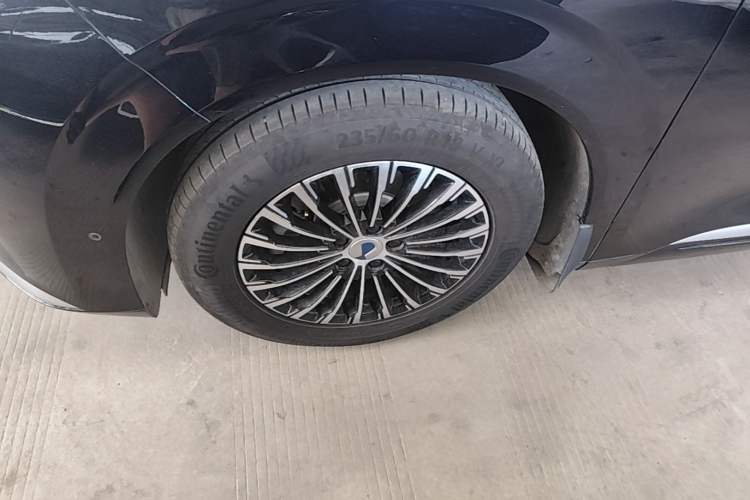 Used Denza D9 2024 DM-i 980 Four-Wheel Drive Flagship Model Left Front Wheel Hub