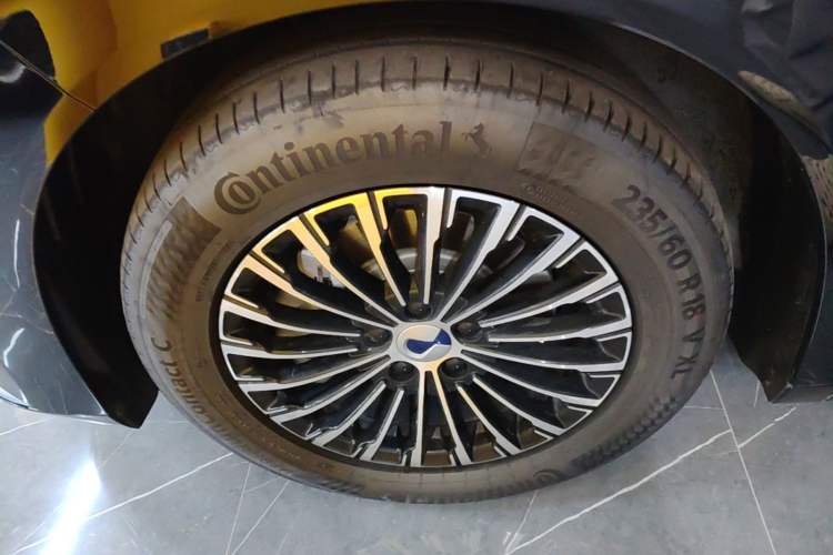 Used Denza D9 2024 DM-i 980 Four-Wheel Drive Prestige Model Left Front Wheel Hub