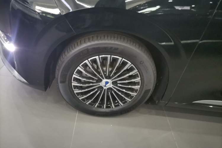 Used Denza D9 2024 DM-i 980 Four-Wheel Drive Prestige Model Left Front Wheel Hub