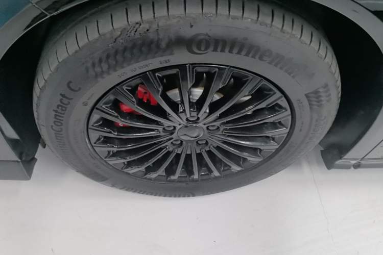 Used Denza D9 2024 DM-i 980 Four-Wheel Drive Prestige Model Left Front Wheel Hub