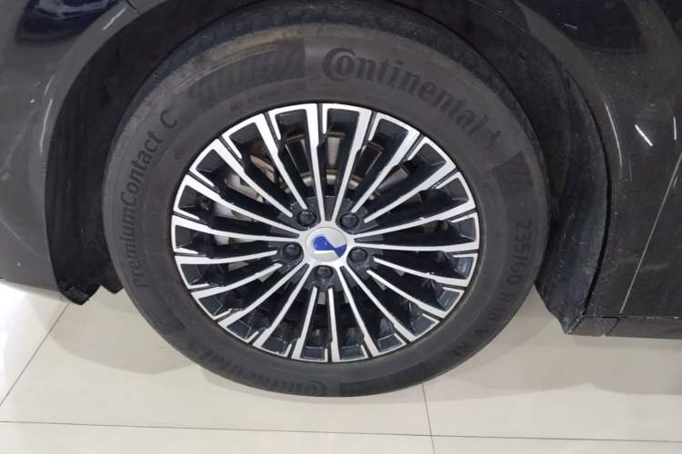 Used Denza D9 2024 DM-i 980 Four-Wheel Drive Prestige Model Left Front Wheel Hub