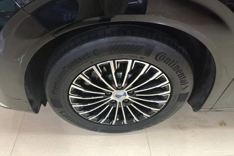 Used Denza D9 2024 DM-i 1050 Luxury Model Left Front Wheel Hub