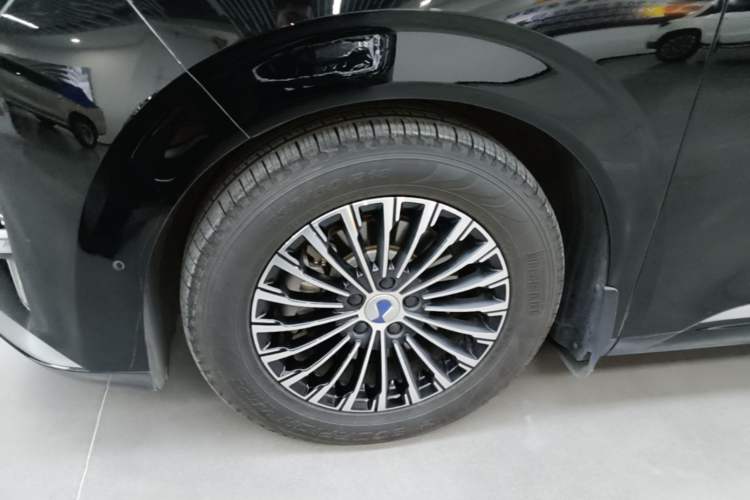 Used Denza D9 2024 DM-i 980 Four-Wheel Drive Flagship Model Left Front Wheel Hub