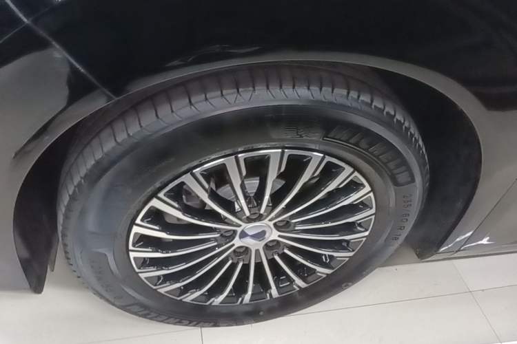 Used Denza D9 2024 DM-i 1050 Luxury Model Left Front Wheel Hub