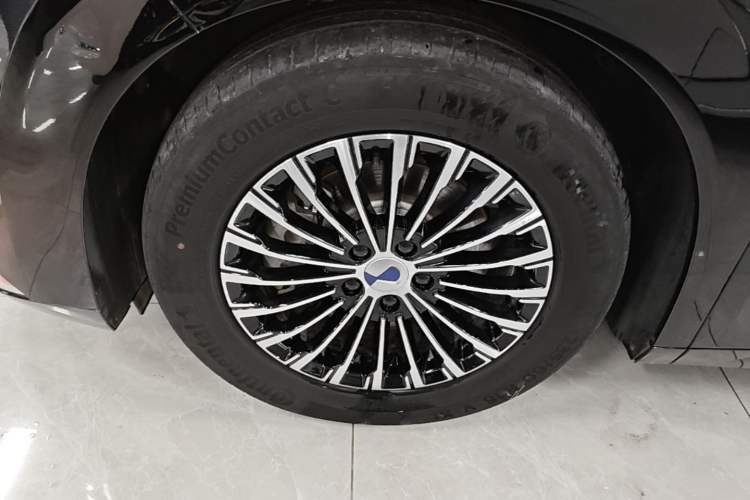 Used Denza D9 2024 DM-i 980 Four-Wheel Drive Prestige Model Left Front Wheel Hub