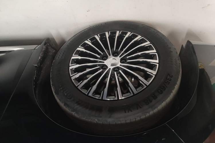 Used Denza D9 2024 EV 600 Four-Wheel Drive Prestige Model Left Front Wheel Hub