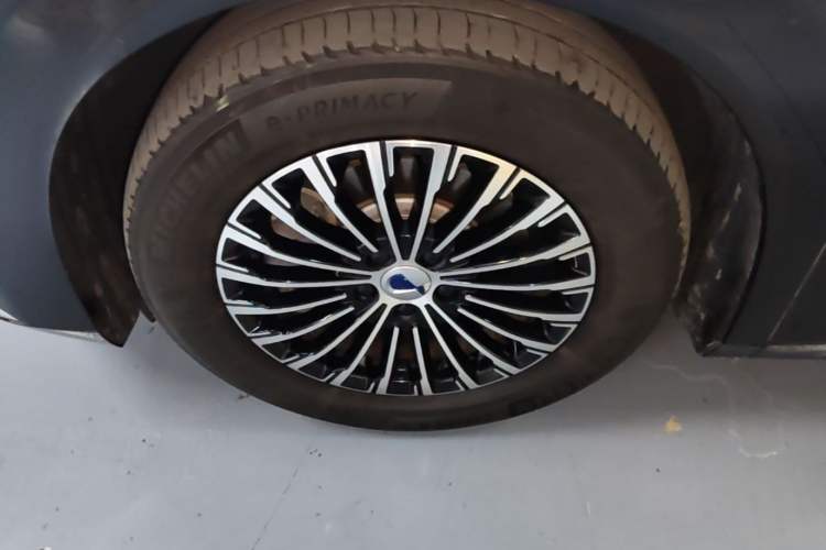 Used Denza D9 2024 DM-i 1050 Luxury Model Left Front Wheel Hub