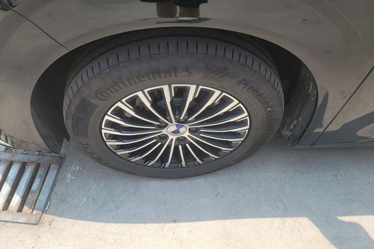 Used Denza D9 2024 DM-i 1050 Luxury Model Left Front Wheel Hub