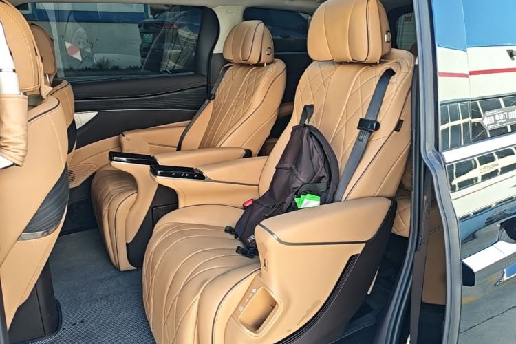 Used Denza D9 2024 DM-i 980 Four-Wheel Drive Prestige Model Left Rear Seat