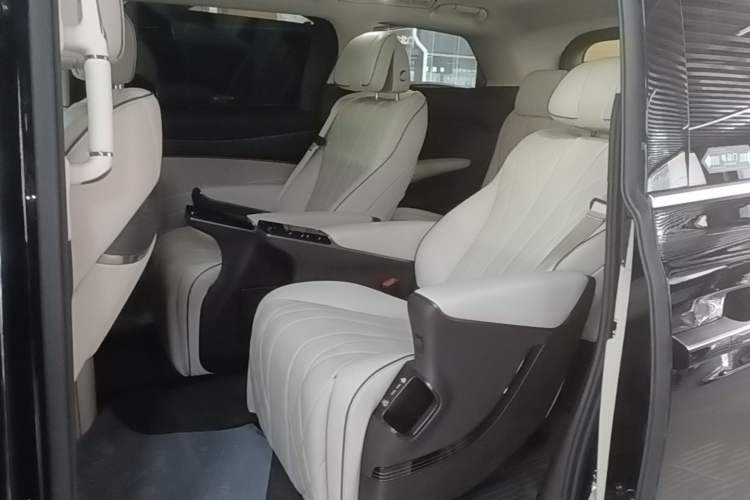 Used Denza D9 2024 EV 620 Premium Model Left Rear Seat
