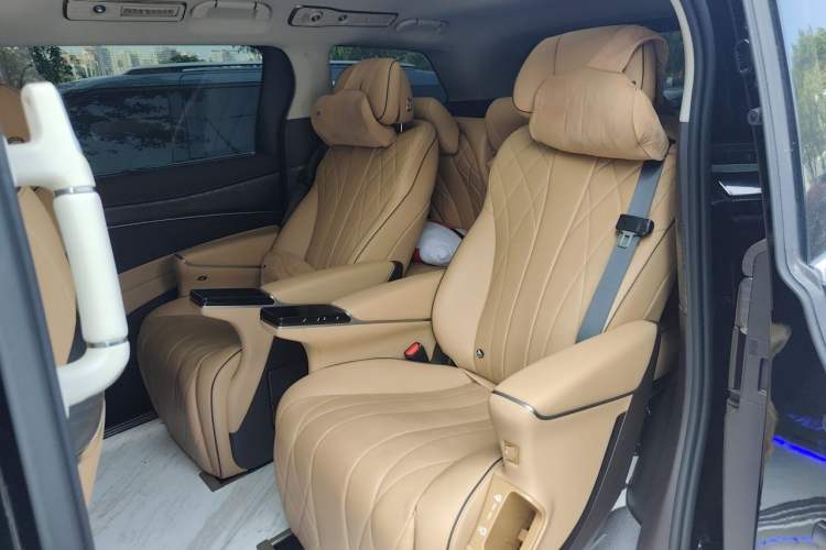 Used Denza D9 2024 DM-i 980 Four-Wheel Drive Prestige Model Left Rear Seat