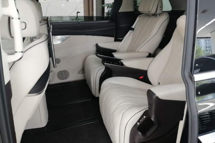 Used Denza D9 2024 DM-i 980 Four-Wheel Drive Prestige Model Left Rear Seat