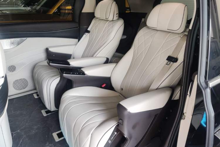 Used Denza D9 2024 DM-i 980 Four-Wheel Drive Prestige Model Left Rear Seat