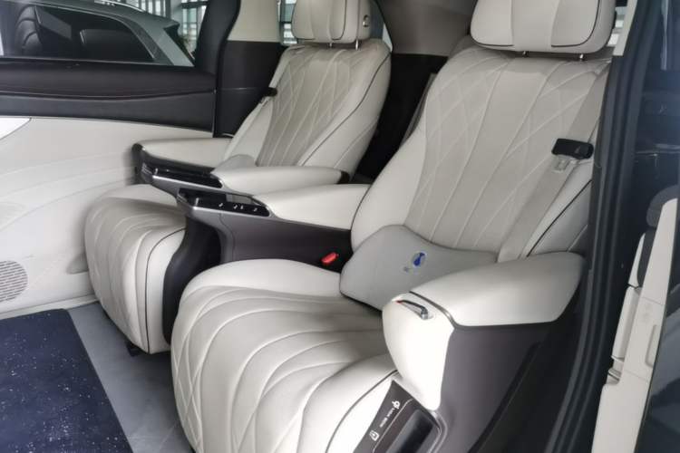Used Denza D9 2024 DM-i 980 Four-Wheel Drive Flagship Model Left Rear Seat