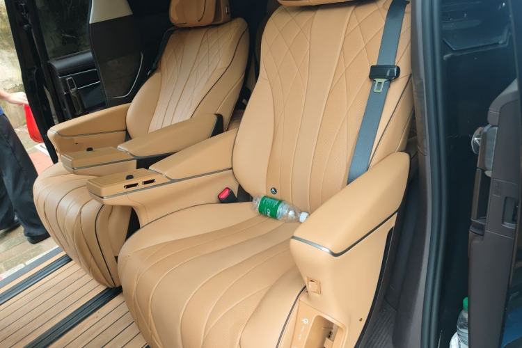Used Denza D9 2024 DM-i 980 Four-Wheel Drive Prestige Model Left Rear Seat