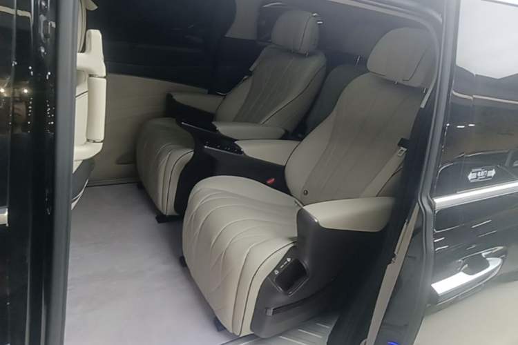 Used Denza D9 2024 DM-i 1050 Luxury Model Left Rear Seat