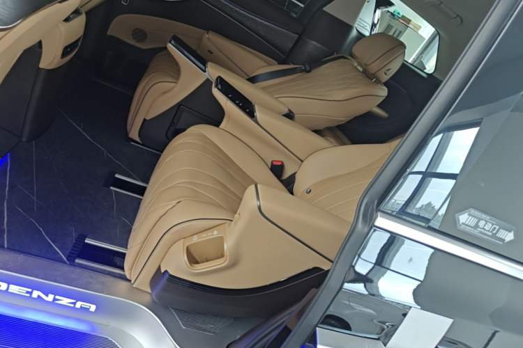Used Denza D9 2024 DM-i 980 Four-Wheel Drive Prestige Model Left Rear Seat