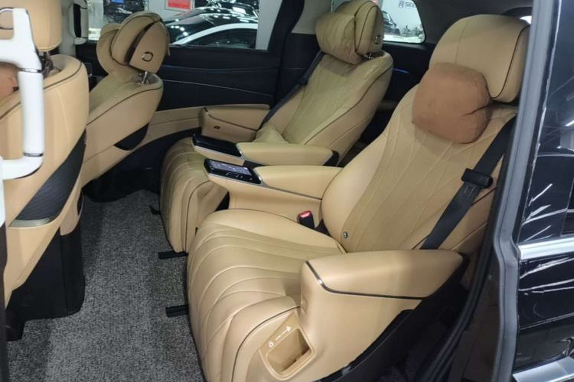 Used Denza D9 2024 DM-i 980 Four-Wheel Drive Prestige Model Left Rear Seat
