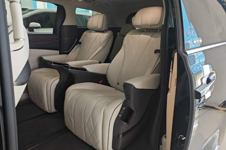 Used Denza D9 2024 DM-i 980 Four-Wheel Drive Prestige Model Left Rear Seat