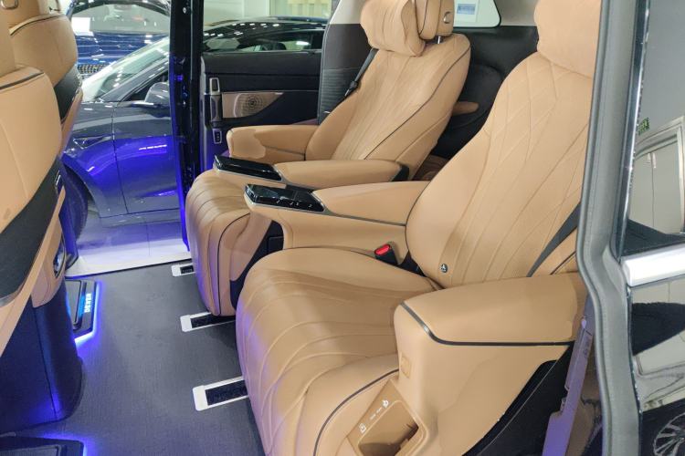 Used Denza D9 2024 DM-i 980 Four-Wheel Drive Prestige Model Left Rear Seat