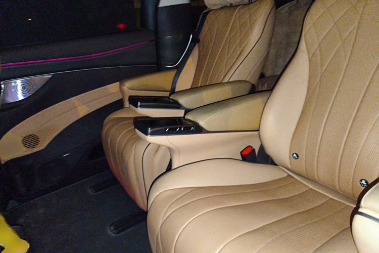Used Denza D9 2024 DM-i 980 Four-Wheel Drive Prestige Model Left Rear Seat