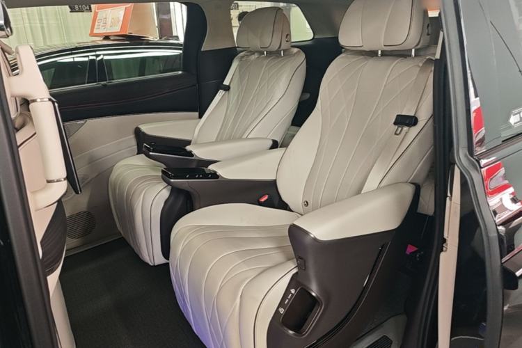 Used Denza D9 2024 DM-i 980 Four-Wheel Drive Flagship Model Left Rear Seat