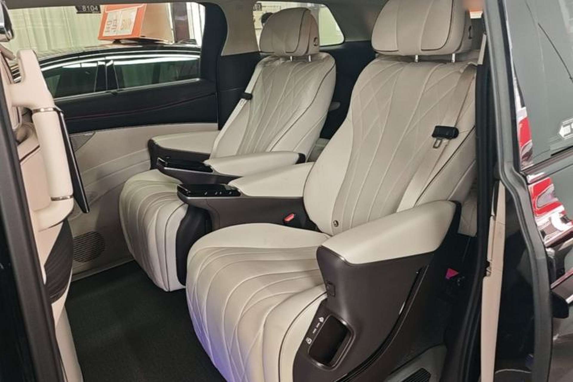 Used Denza D9 2024 DM-i 980 Four-Wheel Drive Flagship Model Left Rear Seat