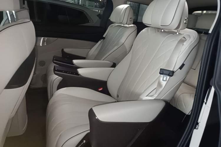 Used Denza D9 2024 DM-i 980 Four-Wheel Drive Prestige Model Left Rear Seat