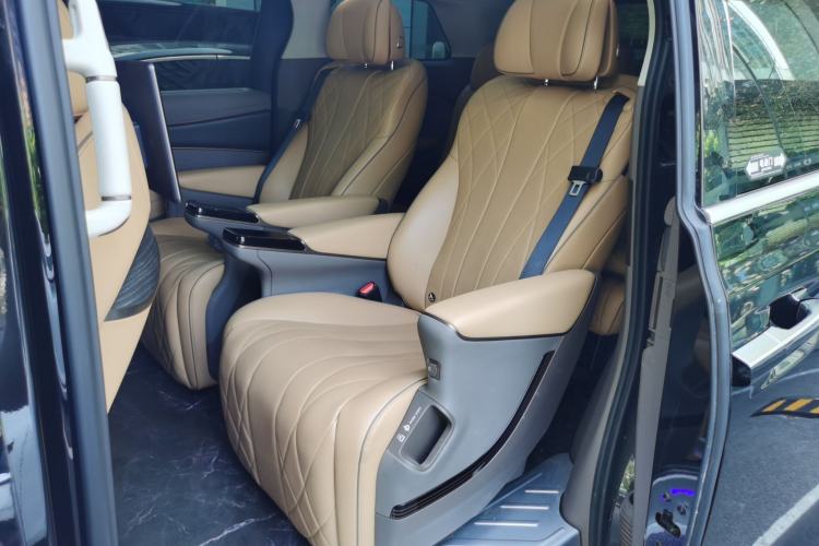 Used Denza D9 2024 DM-i 980 Four-Wheel Drive Prestige Model Left Rear Seat
