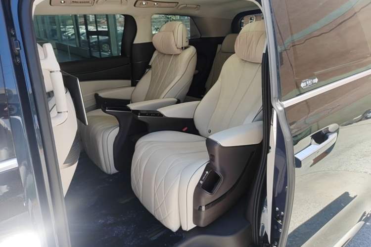 Used Denza D9 2024 DM-i 980 Four-Wheel Drive Flagship Model Left Rear Seat