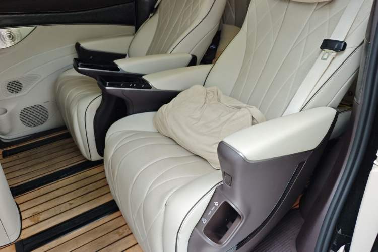 Used Denza D9 2024 DM-i 980 Four-Wheel Drive Prestige Model Left Rear Seat