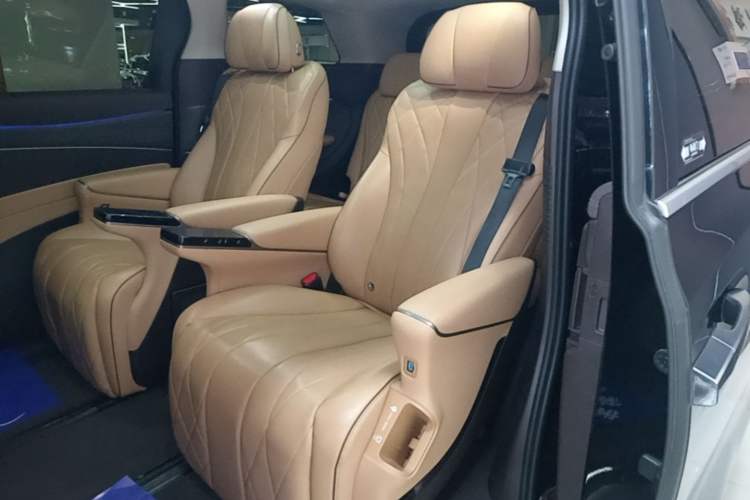Used Denza D9 2024 DM-i 980 Four-Wheel Drive Prestige Model Left Rear Seat