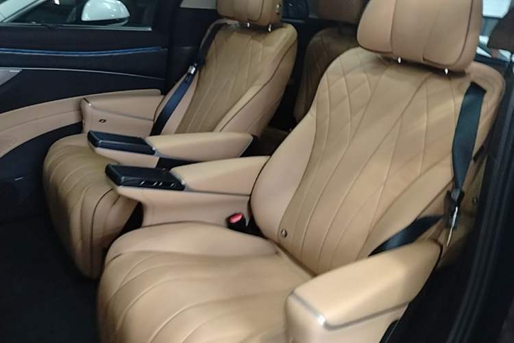 Used Denza D9 2024 DM-i 980 Four-Wheel Drive Prestige Model Left Rear Seat
