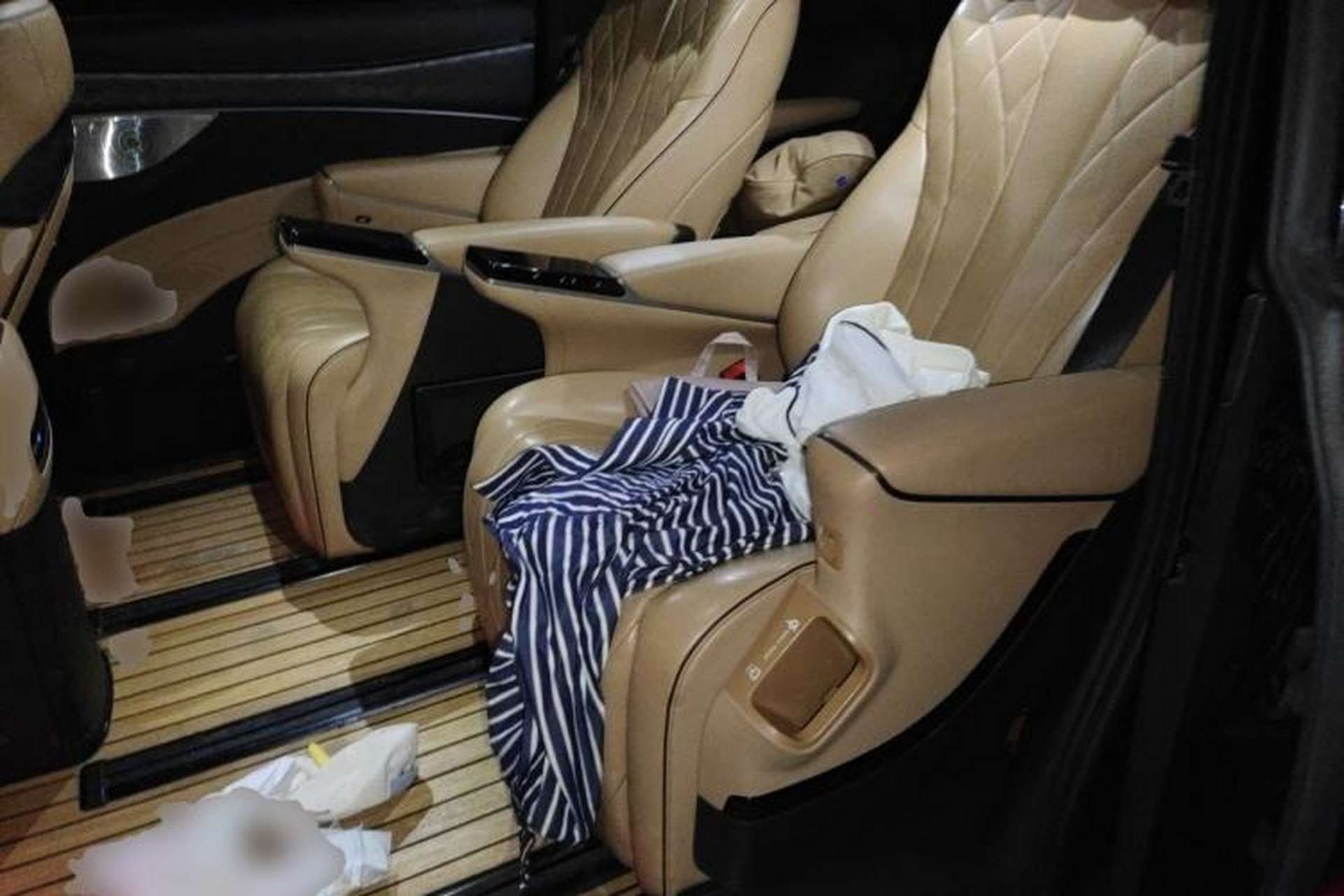 Used Denza D9 2024 DM-i 1050 Luxury Model Left Rear Seat
