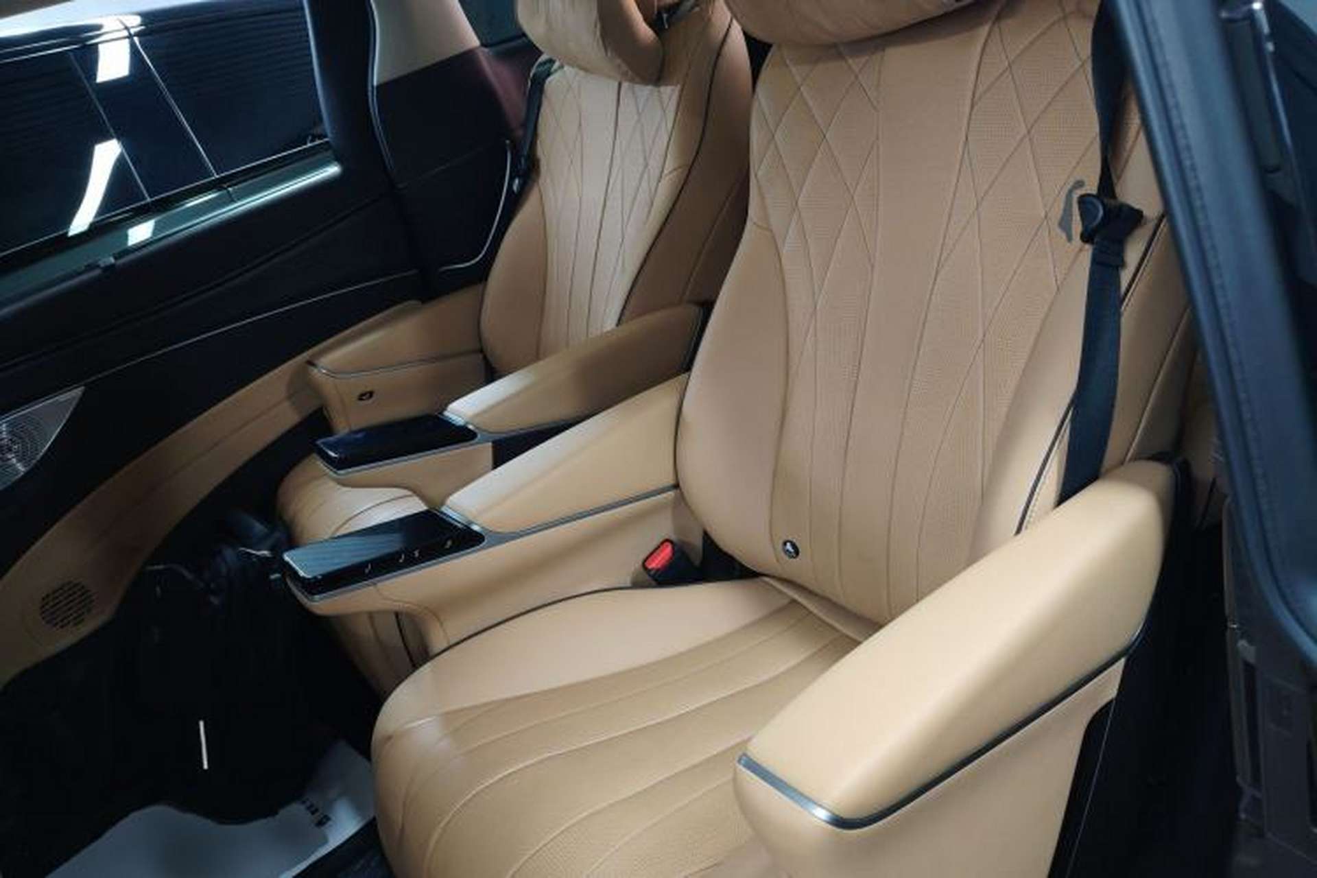 Used Denza D9 2024 DM-i 980 Four-Wheel Drive Prestige Model Left Rear Seat