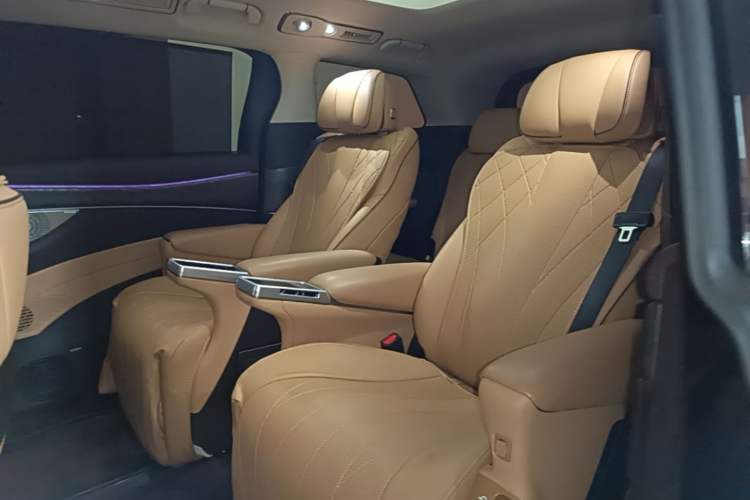 Used Denza D9 2024 DM-i 980 Four-Wheel Drive Prestige Model Left Rear Seat