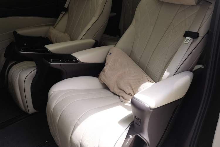 Used Denza D9 2024 DM-i 980 Four-Wheel Drive Prestige Model Left Rear Seat