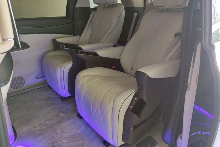 Used Denza D9 2024 DM-i 980 Four-Wheel Drive Flagship Model Left Rear Seat