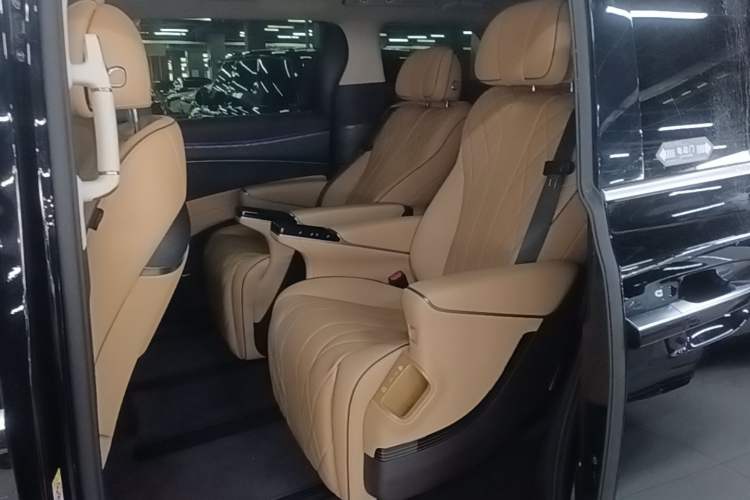 Used Denza D9 2024 DM-i 980 Four-Wheel Drive Prestige Model Left Rear Seat