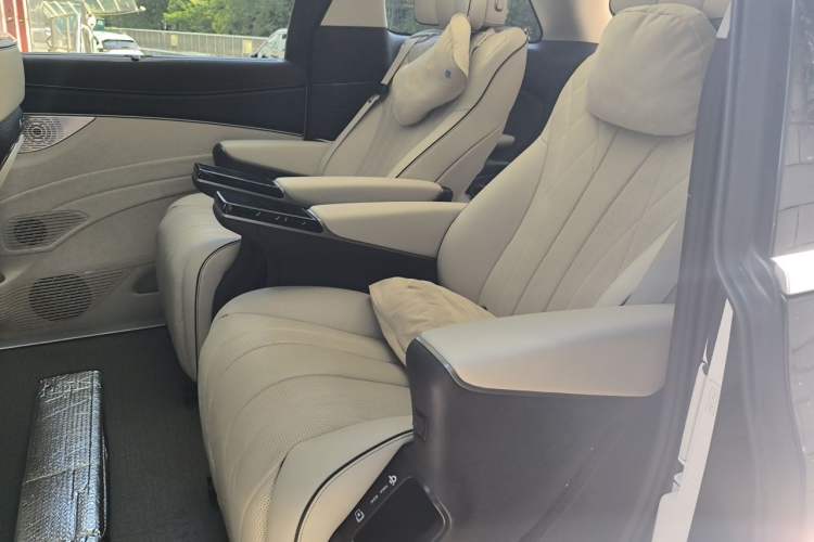 Used Denza D9 2024 DM-i 980 Four-Wheel Drive Prestige Model Left Rear Seat