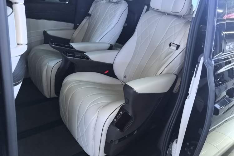 Used Denza D9 2024 DM-i 980 Four-Wheel Drive Prestige Model Left Rear Seat