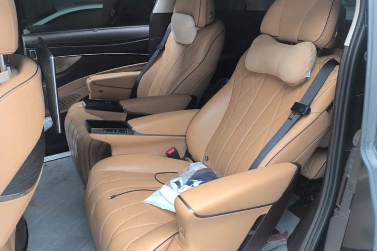 Used Denza D9 2024 DM-i 980 Four-Wheel Drive Prestige Model Left Rear Seat