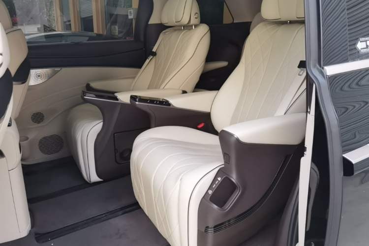 Used Denza D9 2024 DM-i 980 Four-Wheel Drive Prestige Model Left Rear Seat